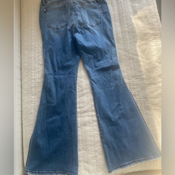 Judy Blue Mid Rise Medium Wash Peak-A-Boo Hem Slit Flare Jeans - Picture 10 of 12